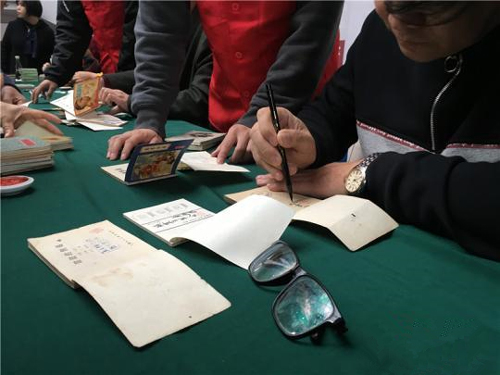 图为连环画大师为书迷签名