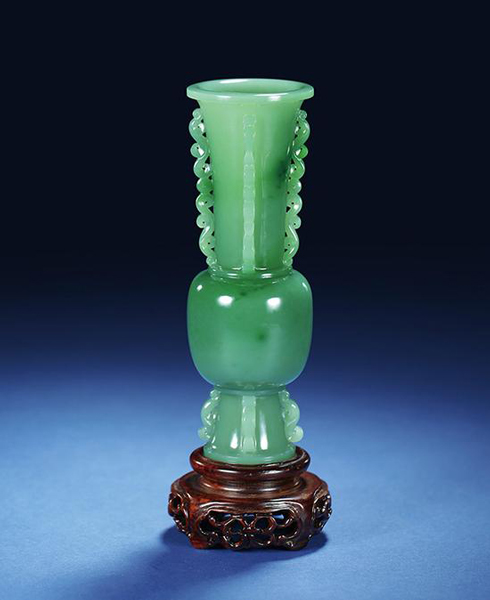 LOT2636 刘月川 碧玉花觚 　　16.2×5.2×5.2cm 387g