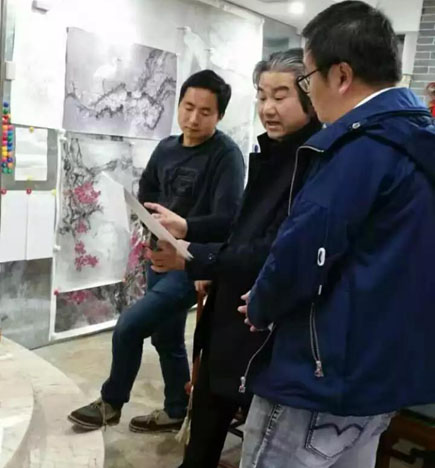   ▲王来文到胡育光画室指导创作