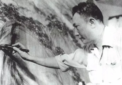 傅抱石在作画中
