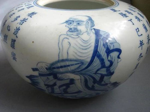   清乾隆景德镇窑青花经文盖钵，现藏于北京艺术博物馆