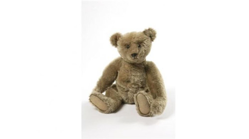 1906-10年伦敦流行的泰迪熊玩偶 （Teddy bear, manufactured by Margarete Steiff, 1906 - 10. Museum no. MISC.10-1970.© Victoria and Albert Museum, London）