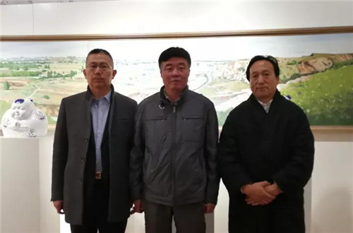   本次画展总策划：王金钟（右一）、生格都仁（中）、 朱彦峰 （左一）