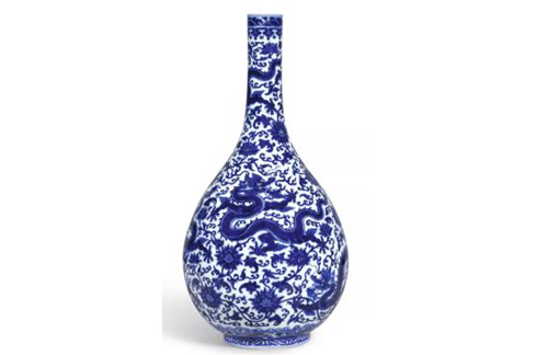 2017年4月  中国艺术珍品 清乾隆青花穿莲龙纹长颈胆瓶《大清乾隆年制》款