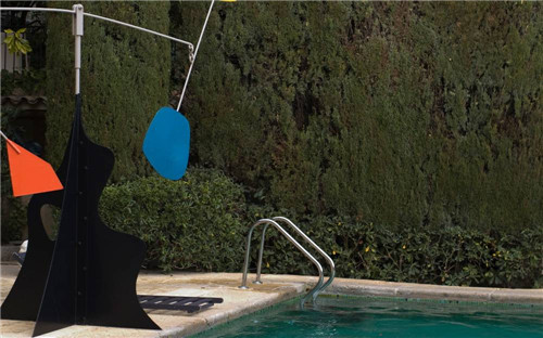 泳池边 Alexander Calder亚历山大考尔德的悬浮雕塑作品