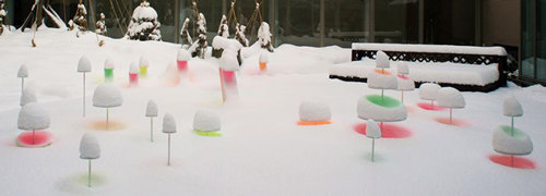 颜色鲜艳的形状为大雪赋予了鲜亮的色彩           
