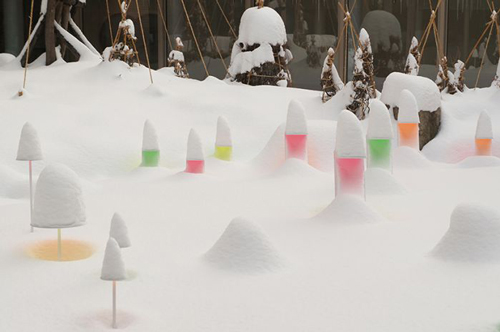 该作品的外形和降雪量相关