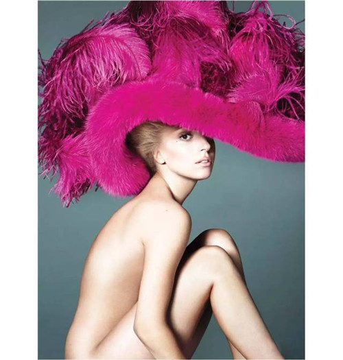 Lady Gaga佩戴Stephen Jones设计的帽子登上《VOGUE》杂志