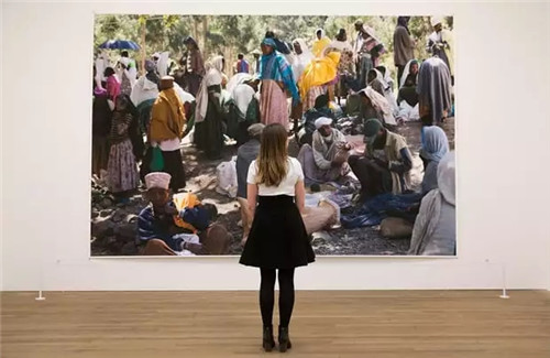 沃夫冈·提尔曼斯展览现场，图片来源：Guardian