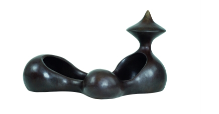 戴帽子的男人》     120×70×50厘米 青铜 2015年