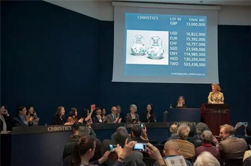 粉彩花蝶纹如意耳葫芦尊以14,725,000英镑成交