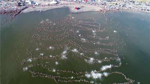 1 月 29 日，约 2,000 人在阿根廷埃佩昆湖中浮水，刷新最多人牵手浮水的健力士世界纪录。