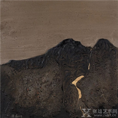 《山-行远系列之一》45×45cm  大漆、瓦灰、金箔  2017年