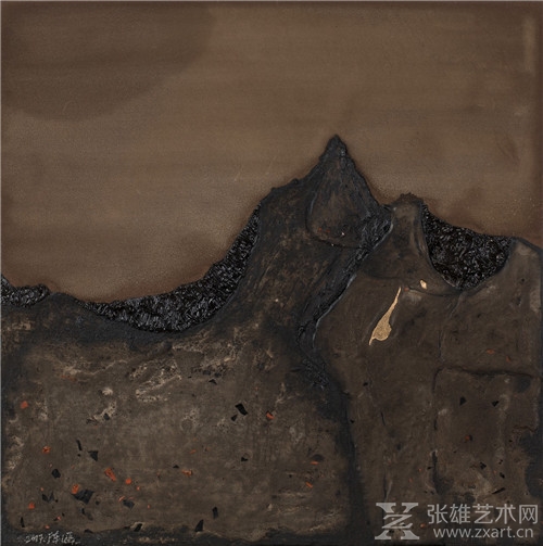 《山-行远系列之三》45×45cm  大漆、瓦灰、金箔  2017年
