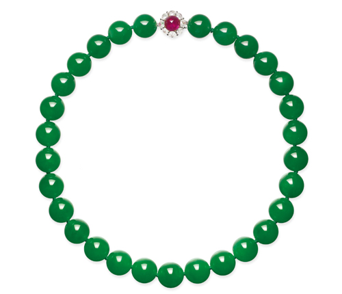天然翡翠珠项链，成交价9572.5万港元（佳士得香港2017秋拍）
