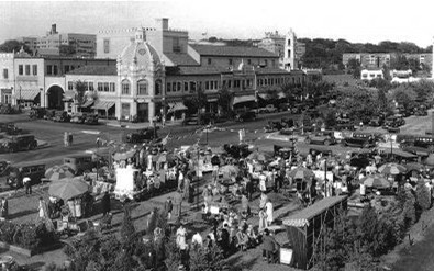  1932年第一届广场艺术博览会现场(The first Plaza Art Fair)，图片位置是在堪萨斯城两条街道交汇的西南角的一个空地上。