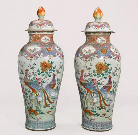 清乾隆  约1740年  粉彩锦堂富贵图大盖瓶一对 估价：250,000 - 400,000美元