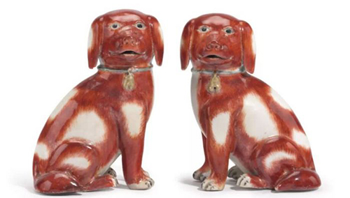 清乾隆中国外销猎犬瓷像一对，高 17.2 cm.，估价：12,000 - 18,000美元。佳士得纽约将于2018年春季的「佩吉及戴维・洛克菲勒夫妇珍藏」拍卖呈献此拍品