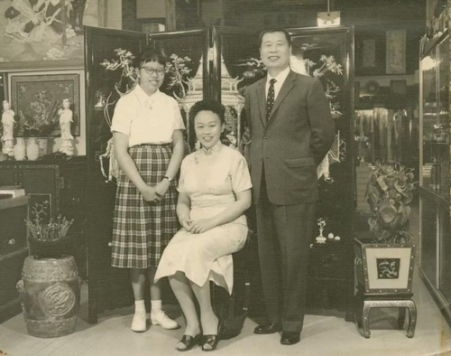 邱氏家族于旧金山开设的中国贸易公司合照 Frances Chew, Joan Chew and Thomas Chew at China Commerce Co., San Francisco
