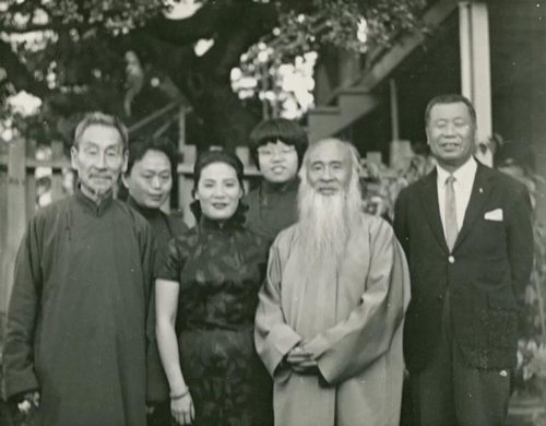 邱氏家族与郎静山先生及张大千先生合影 Lang Jingshan, Joan Chew, Xu Wenbo, Frances Chew, Zhang Daqian and Thomas Chew