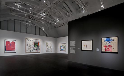 “巴斯奎亚：真正的轰动"展览现场。图片：?Schirn Kunsthalle Frankfurt （2018）；Norbert Miguletz，Artworks：?VG Bild-Kunst Bonn，2018 & The Estate of Jean-Michel Basquiat，Licensed by Artestar，New York