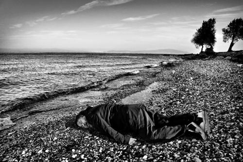 艾未未《模仿在被淹死的叙利亚小男孩》