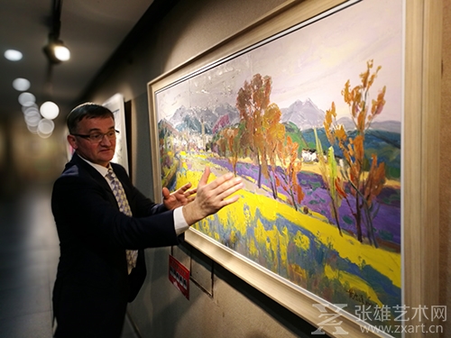 布鲁诺·罗格朗正在观赏黄志洋的画作