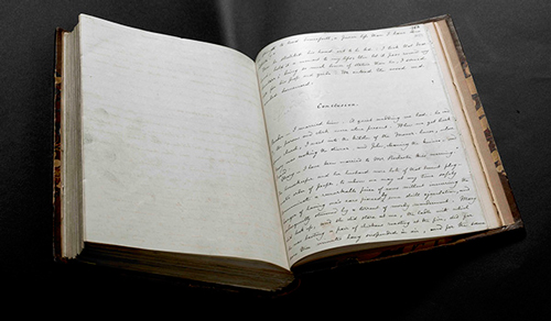 手稿上有很多排字工人沾了油墨的指印，还有几位工人的铅笔签名。《简·爱》创作手稿誊写本，第三册，夏洛蒂·勃朗特作，1847年。大英图书馆藏：Add MS 43476, f 259r 图片来源：© British Library Board