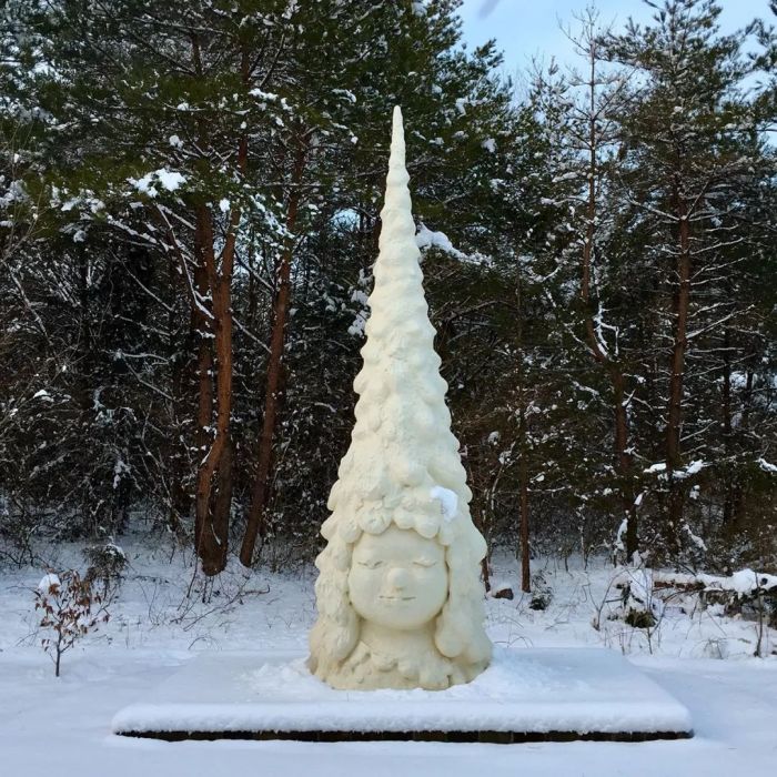   Yoshitomo Nara, Miss Forest, Sculpture, 2016- © Yoshitomo Nara 奈良美智在他的社交网络账号（@michinara3）上分享了冬天雪地中的“森林小姐”