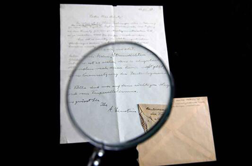 图为 2018年3月6日拍摄的资料图片，显示了由诺贝尔奖物理学得主爱因斯坦于 1928 年书写的关于“相对论第三阶段”形式化的签名信函。图片来源：法新社/梅纳赫姆•卡哈那。
