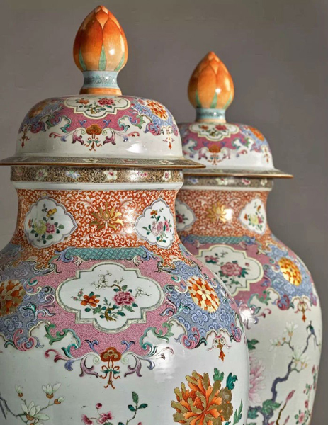 即将在苏富比上拍的清乾隆彩锦堂富贵图大盖瓶一对，约1740年，估价为25万-40万美元，图片来源：苏富比