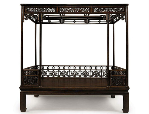 佳士得 | 中国瓷器及工艺精品 黄花梨六柱架子床，17-18世纪 估价 : 100万美元-150万美元 成交价：193.25万美元