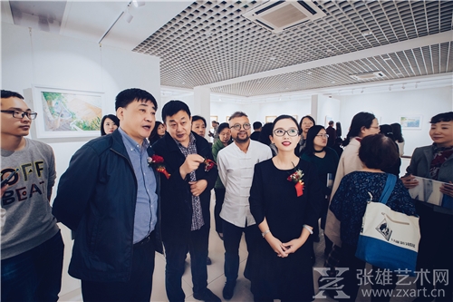 画家王雅君带领嘉宾观展