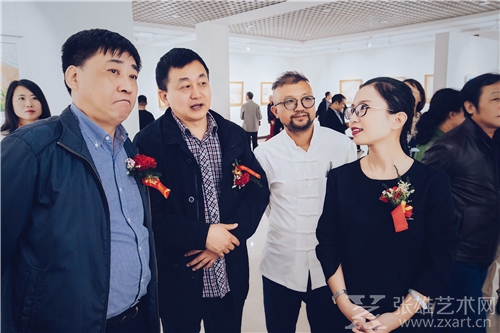 画家王雅君带领嘉宾观展