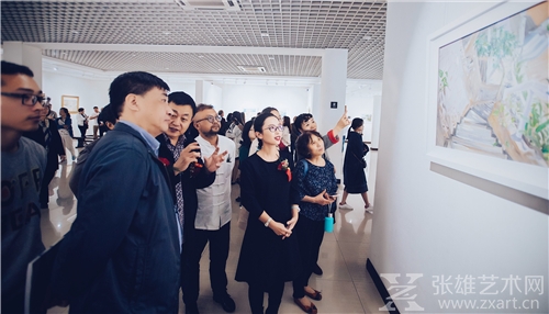 画家王雅君带领嘉宾观展