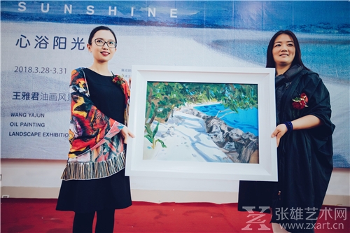 画家王雅君将《岸边小路》捐赠给洛阳市女美术家联谊会，并与洛阳市女美术家联谊会会长俞红合影
