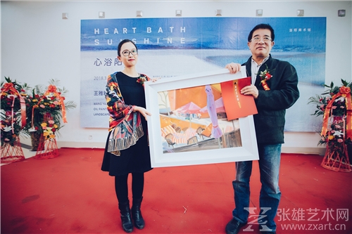 画家王雅君将《咖啡馆》捐赠给洛阳美术馆，并与洛阳美术馆馆长文柳川合影