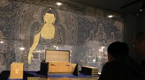 观众在香港苏富比2018年春拍预展上观看明宣德御制《大般若波罗蜜多经》十卷（3月29日摄）。