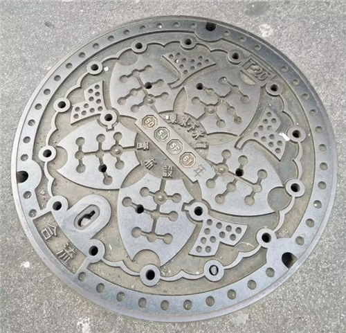 东京的井盖，相对来说简洁朴素，但仍有设计元素