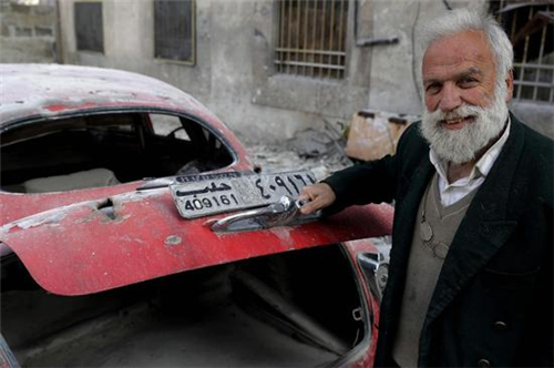 老人收藏的名贵老爷车，因叙利亚多年战乱尽数被毁