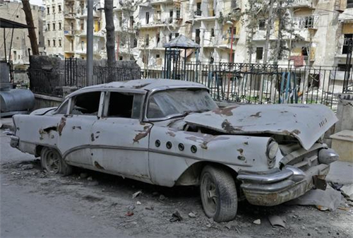 老人收藏的名贵老爷车，因叙利亚多年战乱尽数被毁