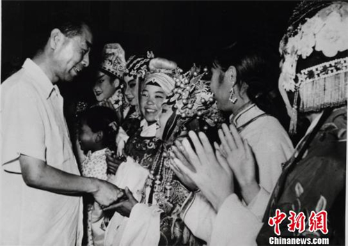  1959年6月2日，周恩来总理观看演出后与小演员亲切交谈。王振国供图