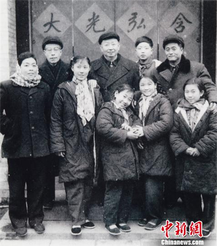 1959年12月，京剧大师梅兰芳在北京家中为东风剧团小演员传授技艺后，与小演员及教职人员合影留念。王振国供图