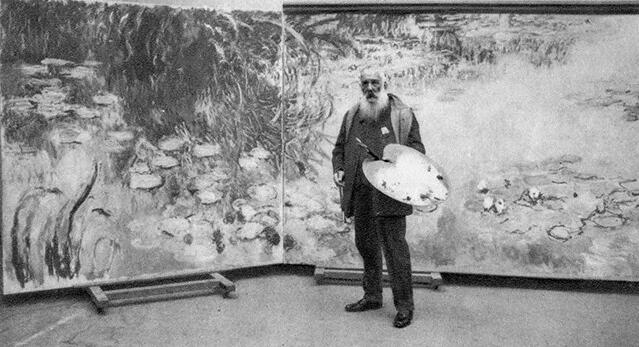   克劳德·莫奈手持调色板站在睡莲作品前，1923年摄 相片由THE PRINT COLLECTOR /ALAMY STOCK PHOTO提供