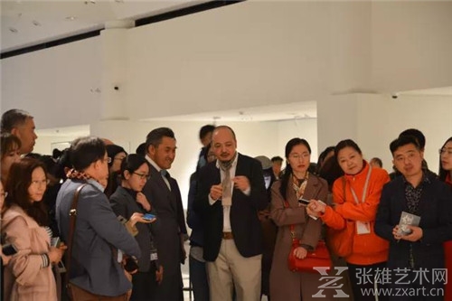 展览学术主持白明为观众讲解作品