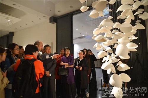 展览学术主持白明为观众讲解作品