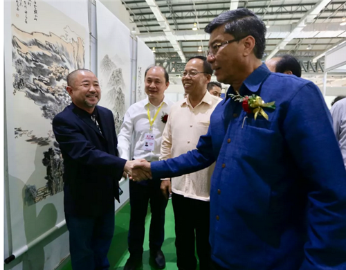 红潘英达拉部长与画家耿宏亮交流
