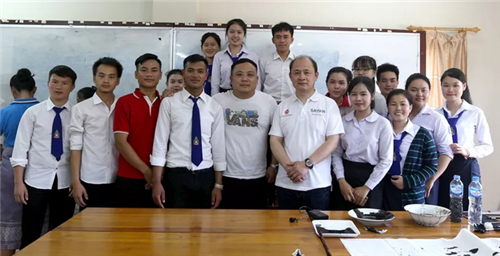 艺术家与国立大学学生合影