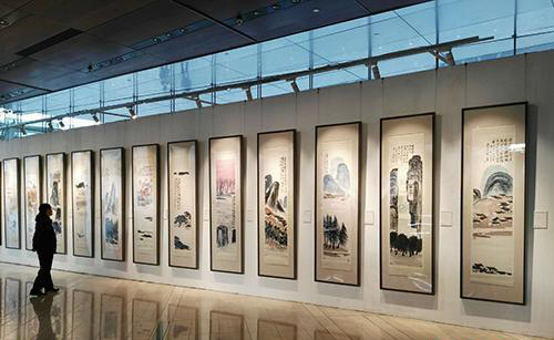 资料图：秋拍前，齐白石作品《山水十二条屏》在北京展出。 宋宇晟 摄