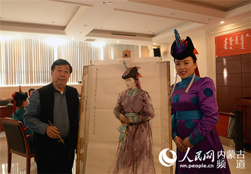 刘大为与乌兰牧骑演职人员合影